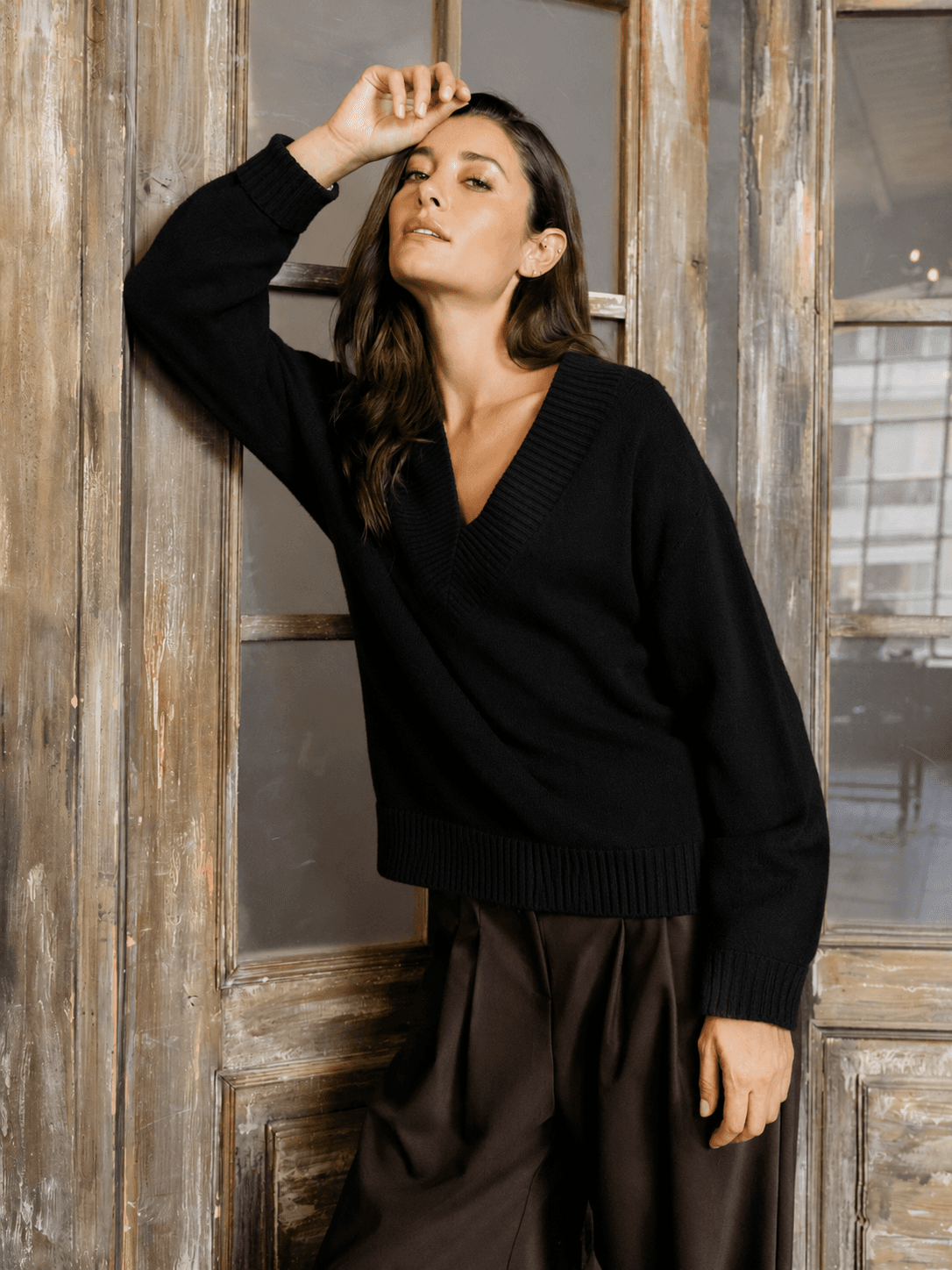 MAGLIA IN VISCOSA CON SCOLLO A V OVERSIZE