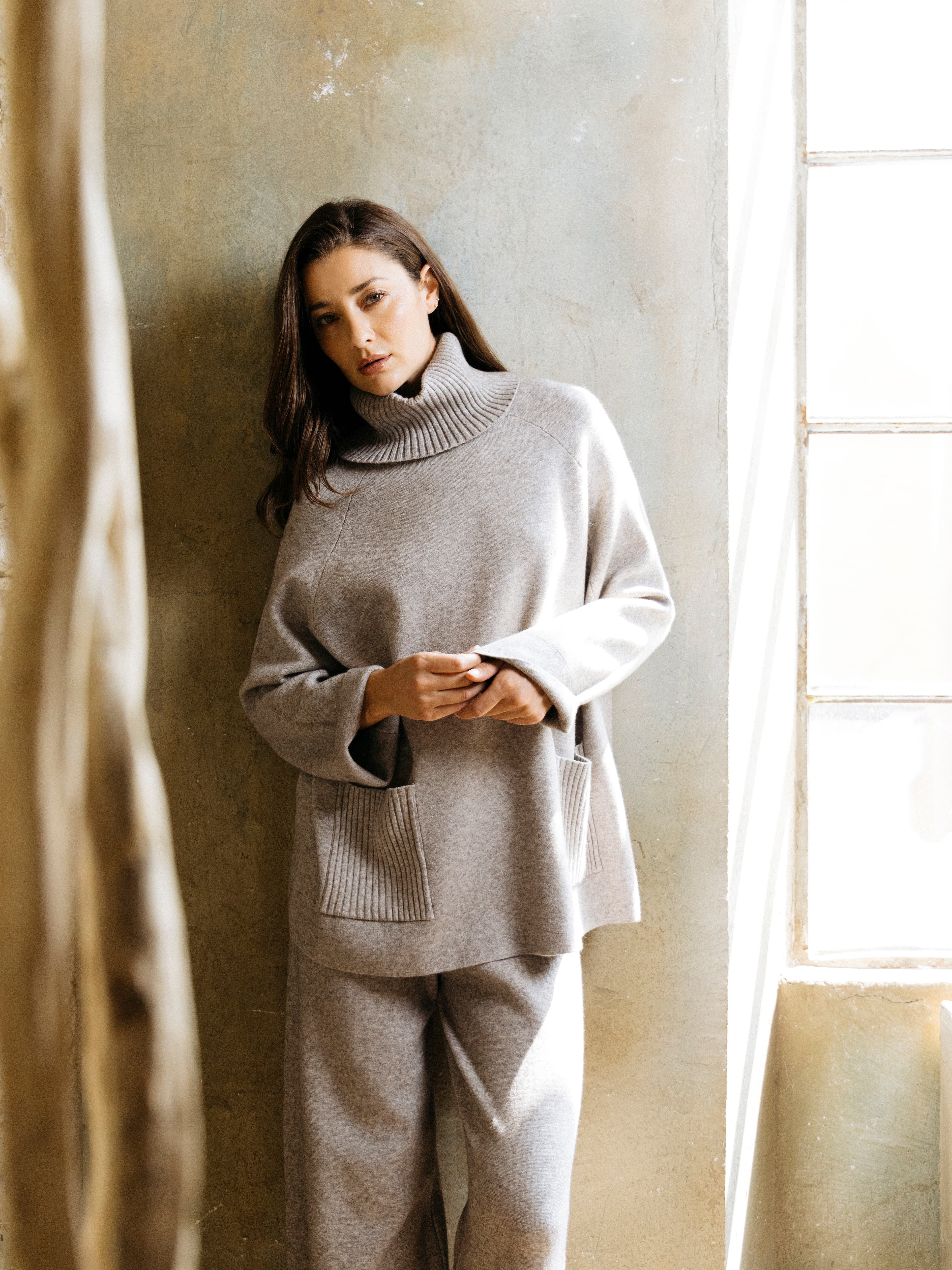 MAGLIA DOLCEVITA IN VISCOSA-OVERSIZE CON TASCHE A COSTE
