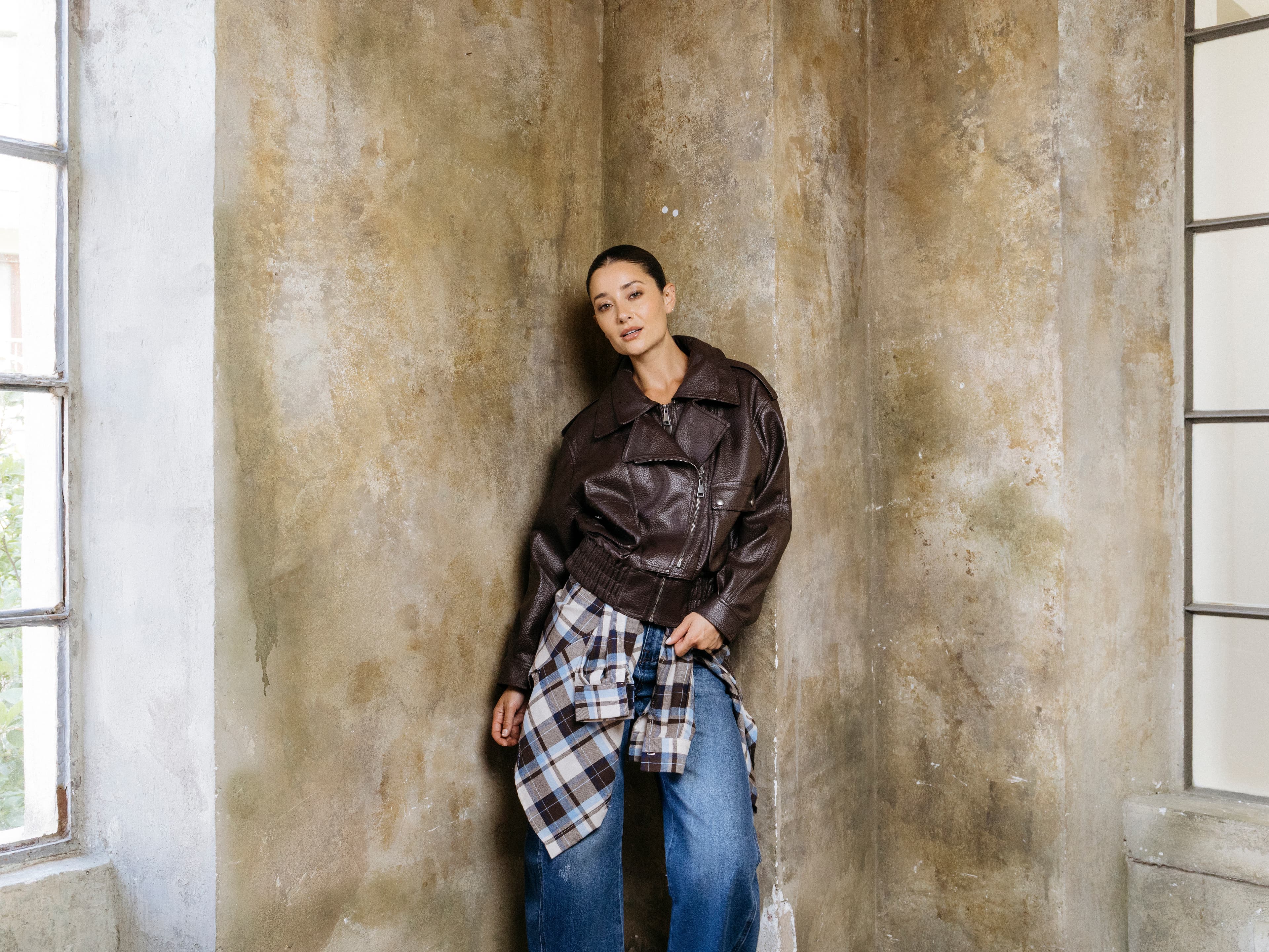 GIACCA BIKER IN PELLE – BOMBER CROPPED CON ZIP ASIMMETRICA